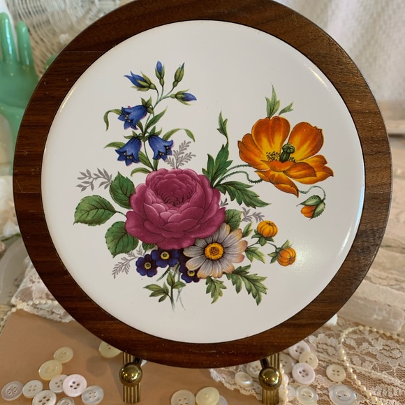 Vintage Floral Trivet 🌷 - Picture 2 of 11